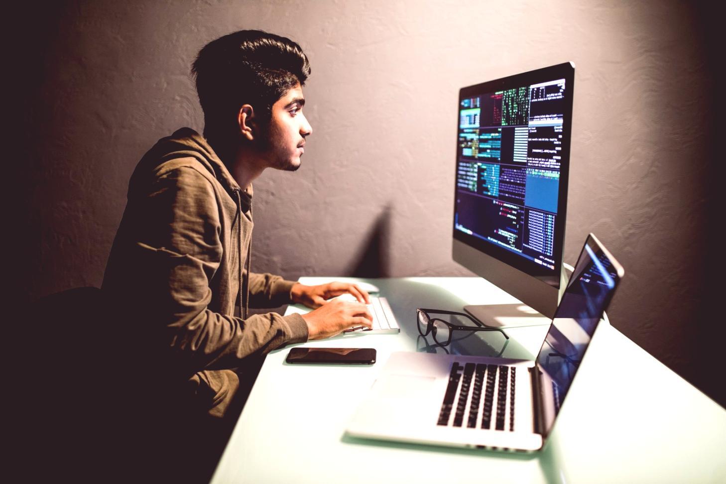 Laboratorio di rete con studenti che configurano apparecchiature professionali