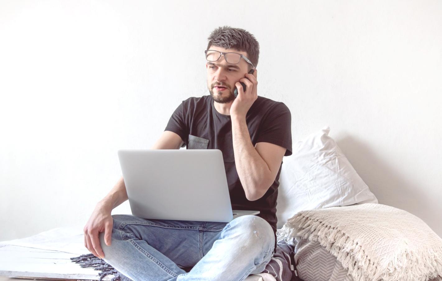 Studenti che analizzano diagrammi di rete durante una sessione di troubleshooting