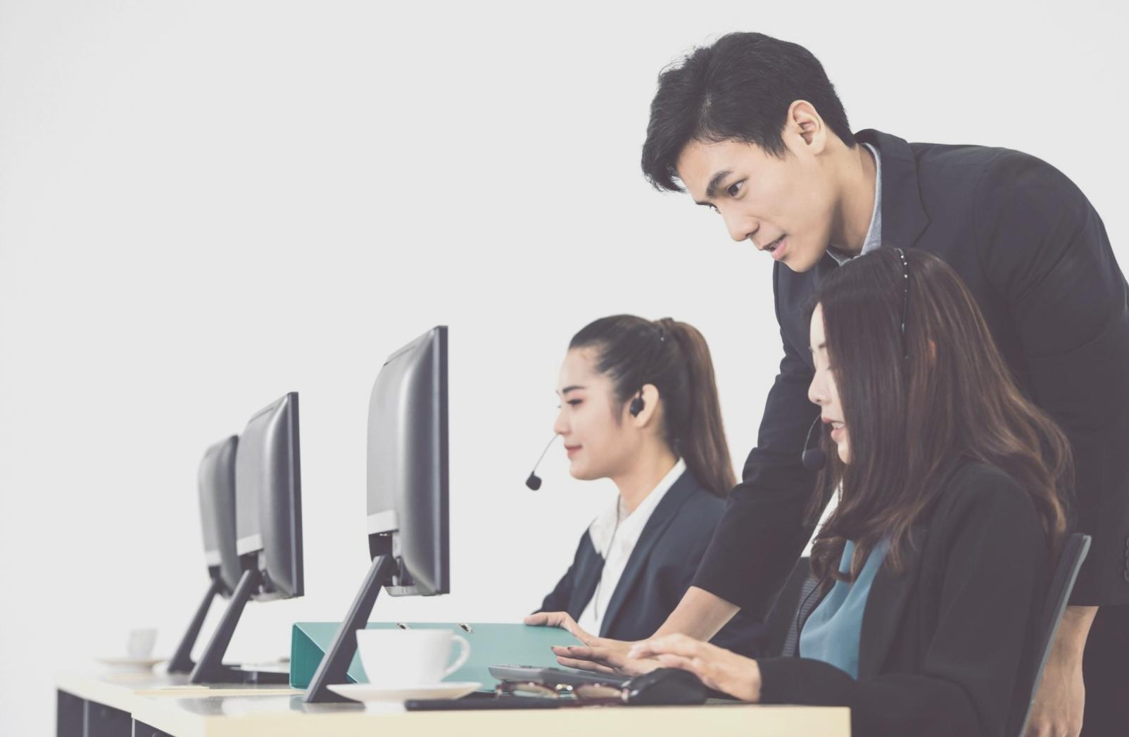 Professionista che configura apparecchiature di rete in ambiente aziendale