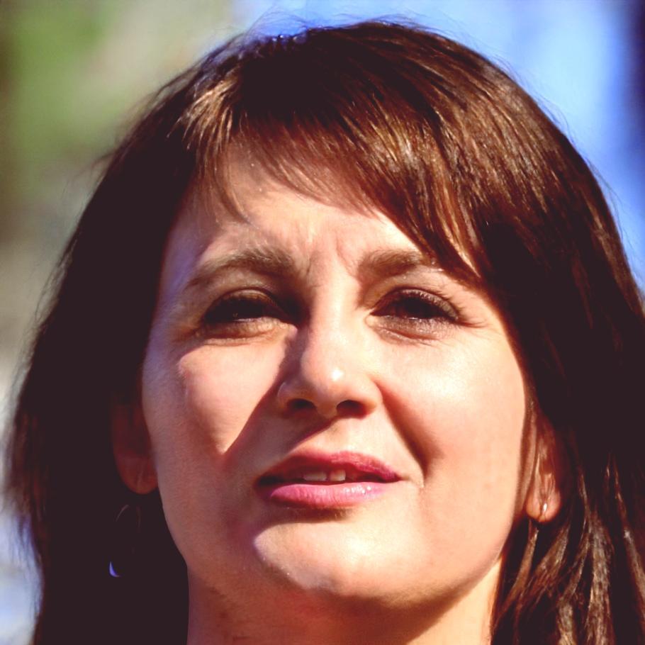 Ritratto di Elena Vasquez, specialista in sicurezza di rete